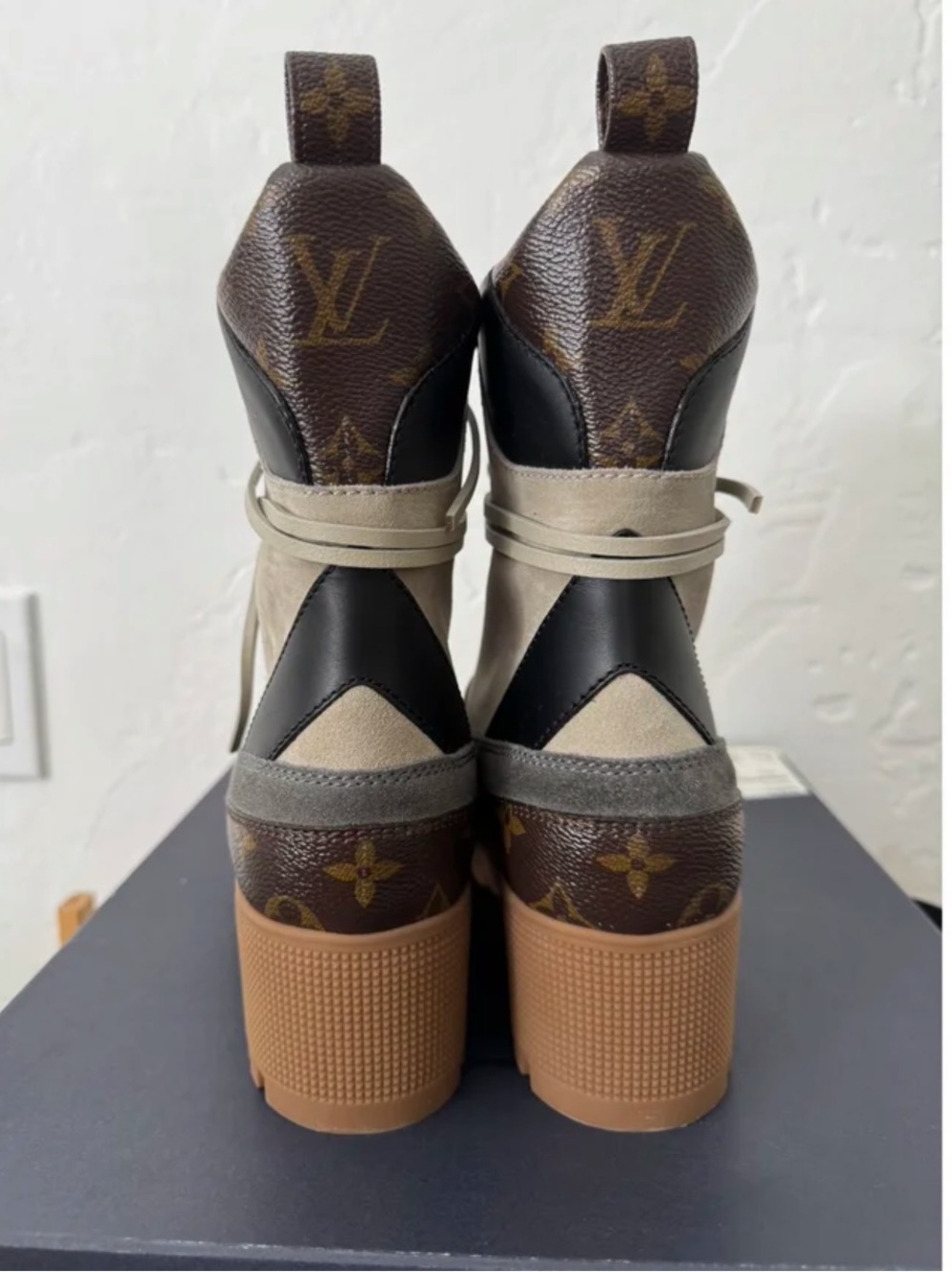 New Never Worn Louis Vuitton Laureate 37.5 - Picture 4 of 7